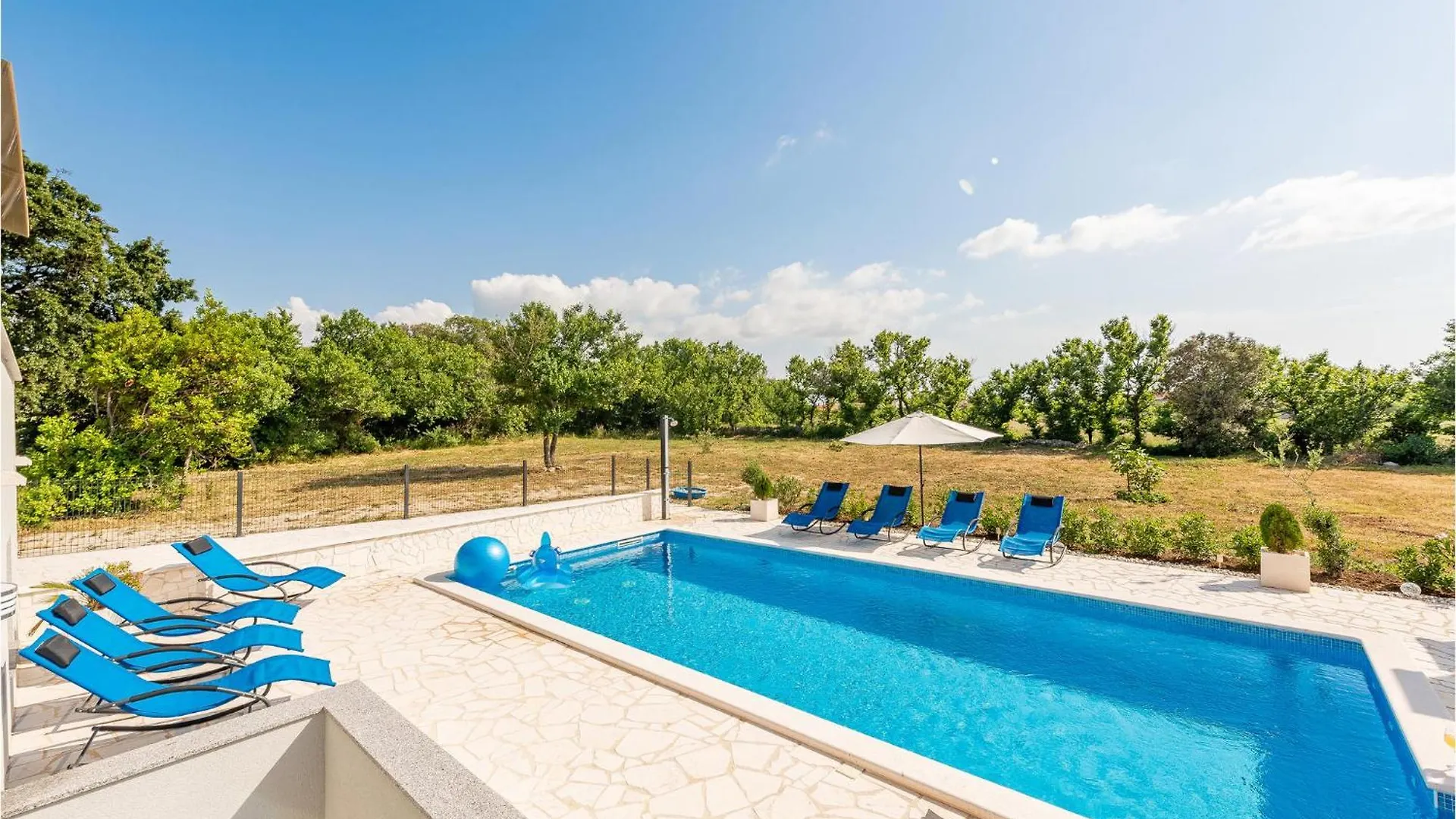 5 Bedroom Cozy Home In Vrsi 0*,